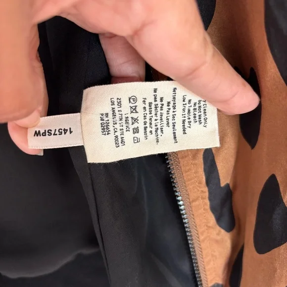 New! L’AGENCE Ollie Cheetah Silk Bomber Jacket Leopard Camel/Black Size Large - Picture 15 of 16